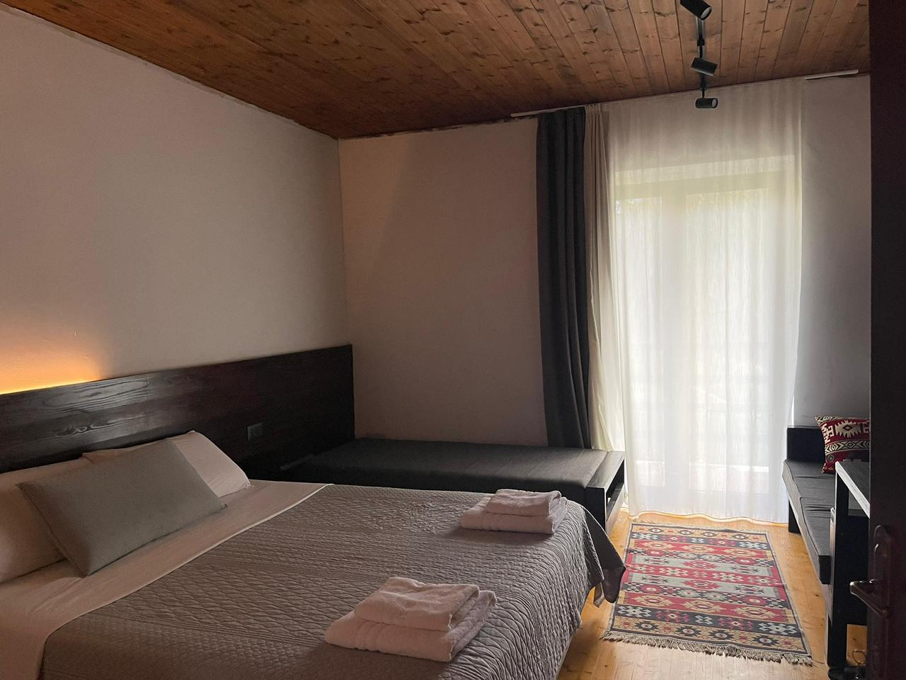 Dhomë Deluxe Treshe me Ballkon